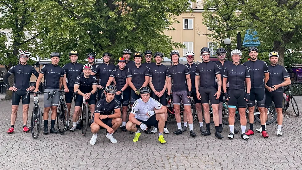 FIGHT ALS grupp inför starten av Vätternrundan. Att få frågan om han ville åka med gruppen gav Thomas Augustsson motivationen för att köra ännu en Vätternrunda. 