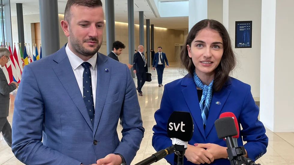 EU:s miljökommissionär Virginijus Sinkevicius och klimat- och miljöminister Romina Pourmokhtari (L) efter uppgörelsen om naturrestaurering.