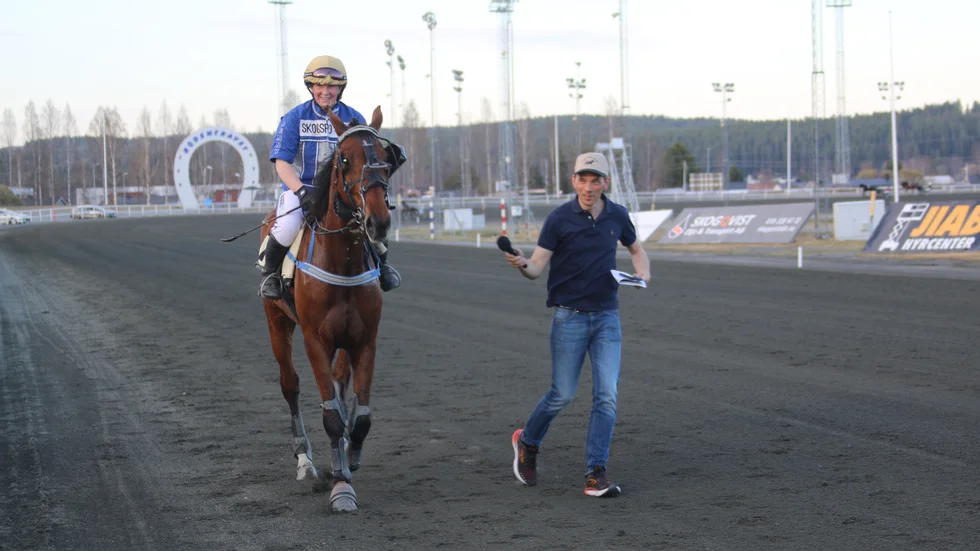 Jenny Engfors som red hästen Fox Star fångade in Proud L.A. efter olycksintermezzot i Skellefteå och belönades för rådigt ingripande.