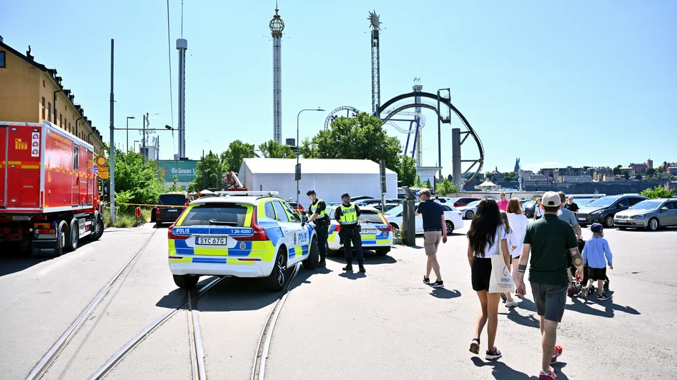 En person miste livet i en olycka i åkattraktionen Jetline på Gröna Lund.