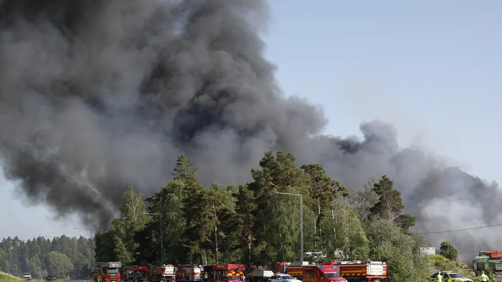 Ett större område har spärrats av då gasflaskor riskerar att explodera.