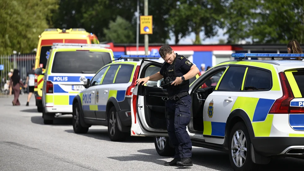 Räddningstjänsten, ambulans och polis på plats på Segevångsbadet i Malmö efter ett drunkningstillbud på torsdagseftermiddagen.