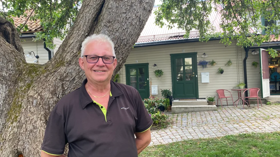 Micke Johanssons butik vetter mot en lummig innergård. Här trivs han och tar gärna en pratstund med grannarna.