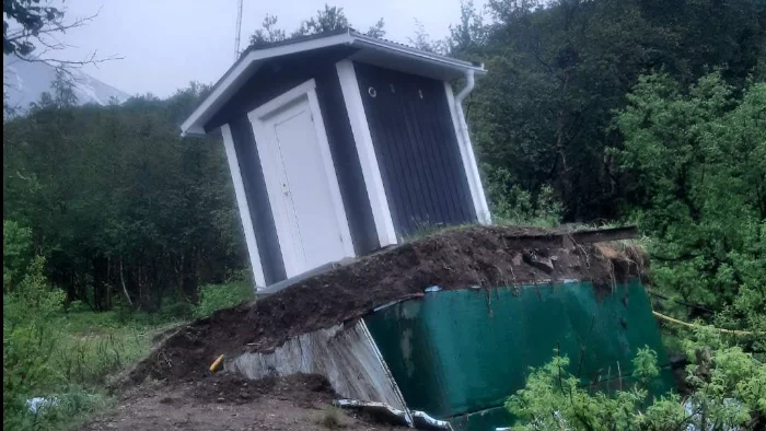 Höga vattenflöden från snösmältning och nederbörd gjorde att Kebnekaise fjällstations pumphus lyfte från marken och samtliga toaletter och duschar stängdes av.