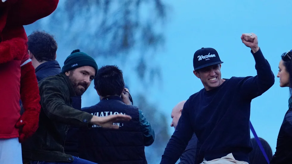 Ryan Reynolds (t.v.) och Rob McElhenney (t.h.) har fler anledningar att fira efter att ha köpt in sig i Alpine. Arkivbild.