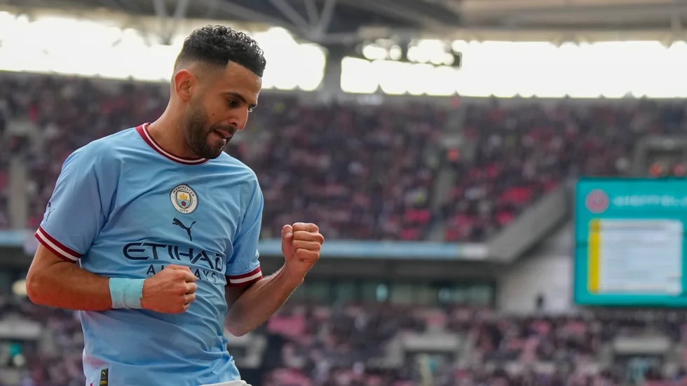 Manchester Citys Riyad Mahrez firar ett av sina tre mål i FA-cupsemifinalen mot Sheffield United.