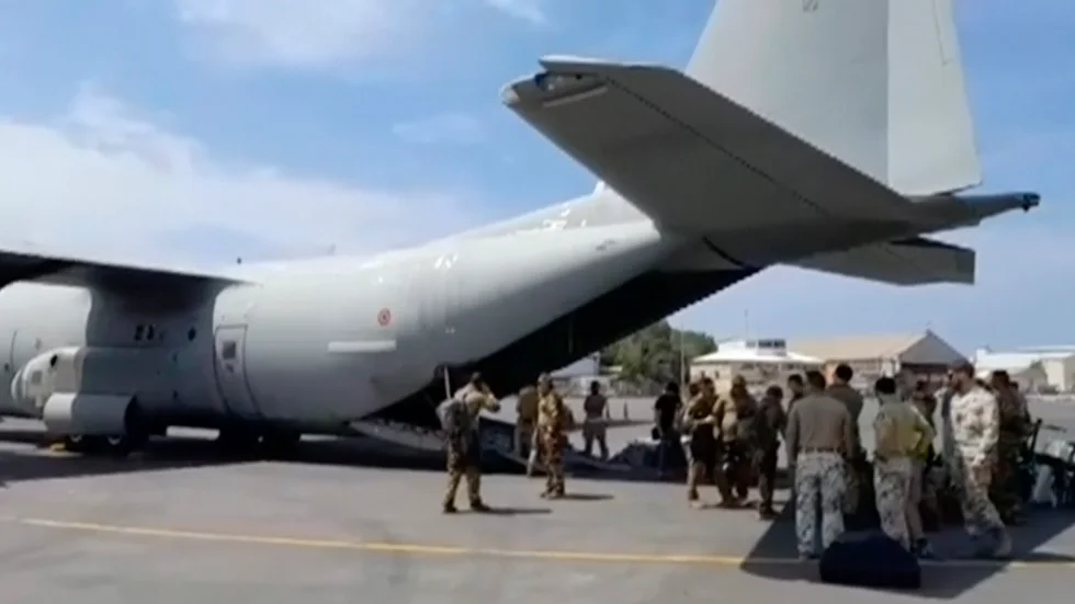Flera EU-länder har evakuerat personal från Sudan. Bild från flygplatsen i Khartum, distribuerad av Italien.