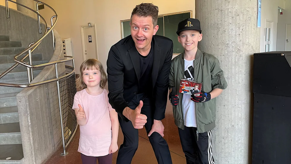Skattjakt, show, trolleriskola och möte med trollkarlen. Edvin och Viola Topplund träffade Tobbe Trollkarl efter föreställningen i Folkets hus.