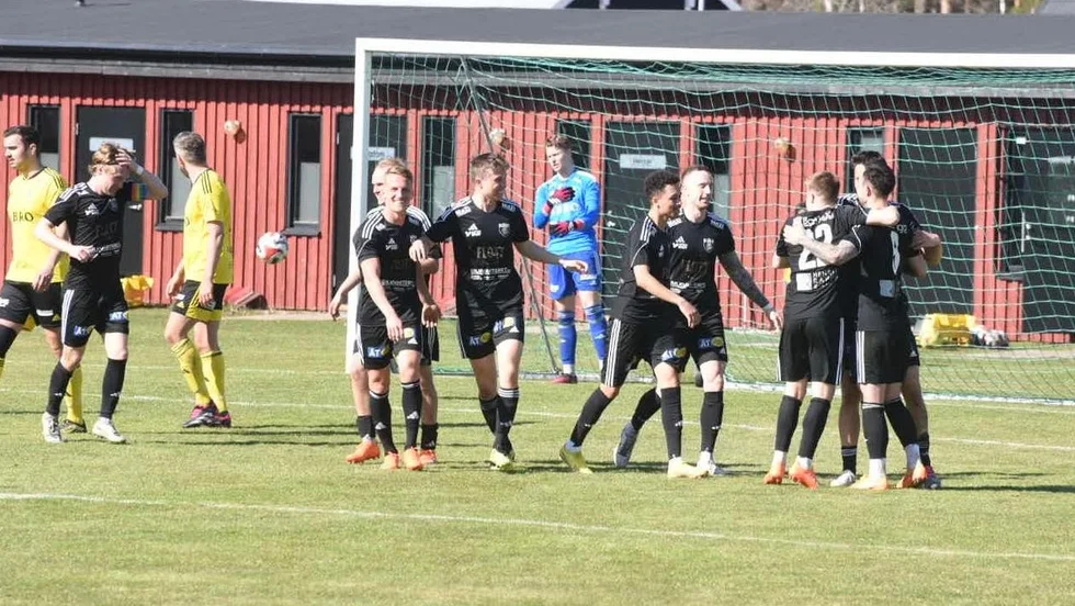 Ljungsbro gjorde fyra mål i den första halvleken, efter bland annat två jättebjudningar av Vimmerby.
