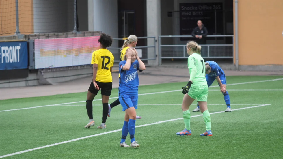 Ida Åkerlund visar sin besvikelse efter att ha missat ett  jätteläge i 66:e minuten.