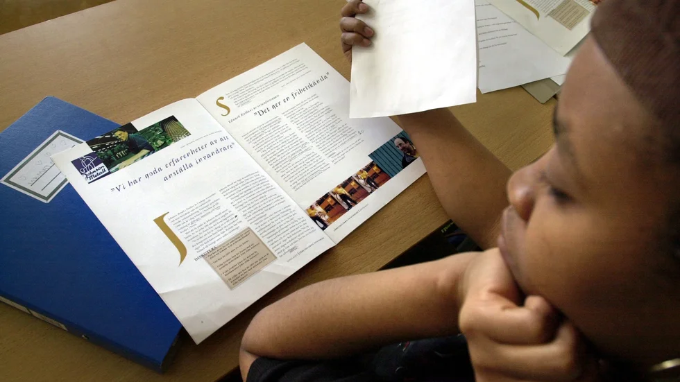 Många folkhögskolor finns på mindre orter och utgör ett nav för kunskap, demokrati och kritisk debatt i lokalsamhället, skriver debattören.