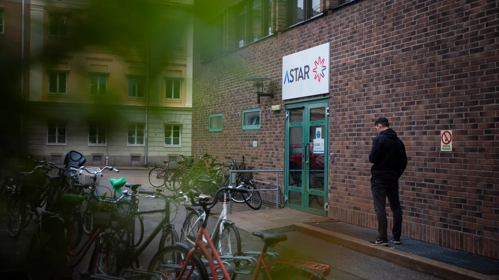 Friskolan Astar driver vuxenutbildning på Kungsgatan i Linköping och tar emot SFI-elever på uppdrag av Linköpings kommun. Här studerar flera ukrainska flyktingar som reagerat starkt mot att undervisas av läraren som spridit desinformation om Rysslands anfallskrig.