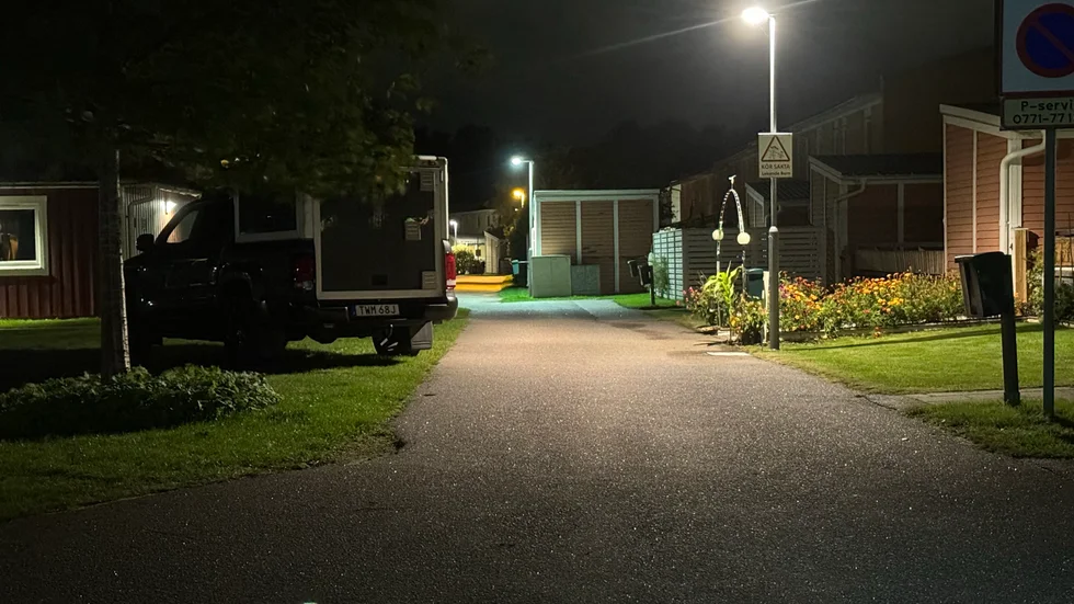 På fredagen hittades en kvinna död i en bostad i Linköping. Polisen utreder nu vad som orsakat kvinnans död. 