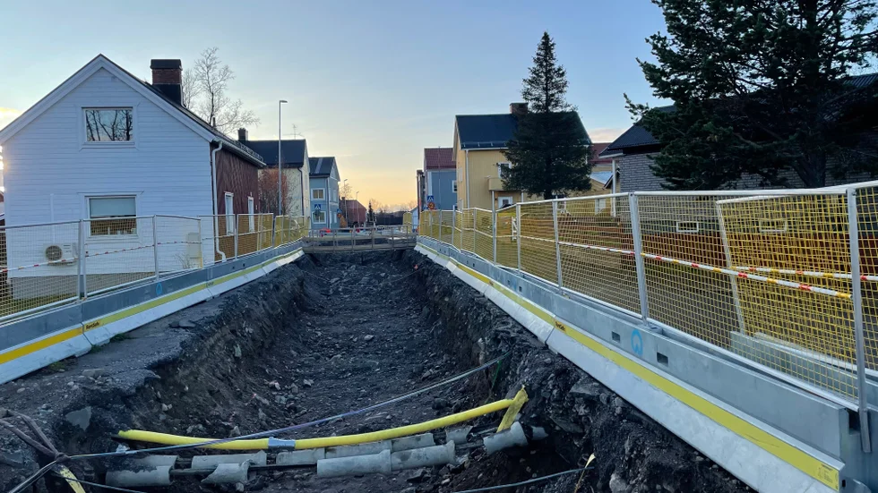 Det sprängs och det är stundtals tung trafik i bostadsområdena. Projektet som inte undgår någon ska vara klart 2025.