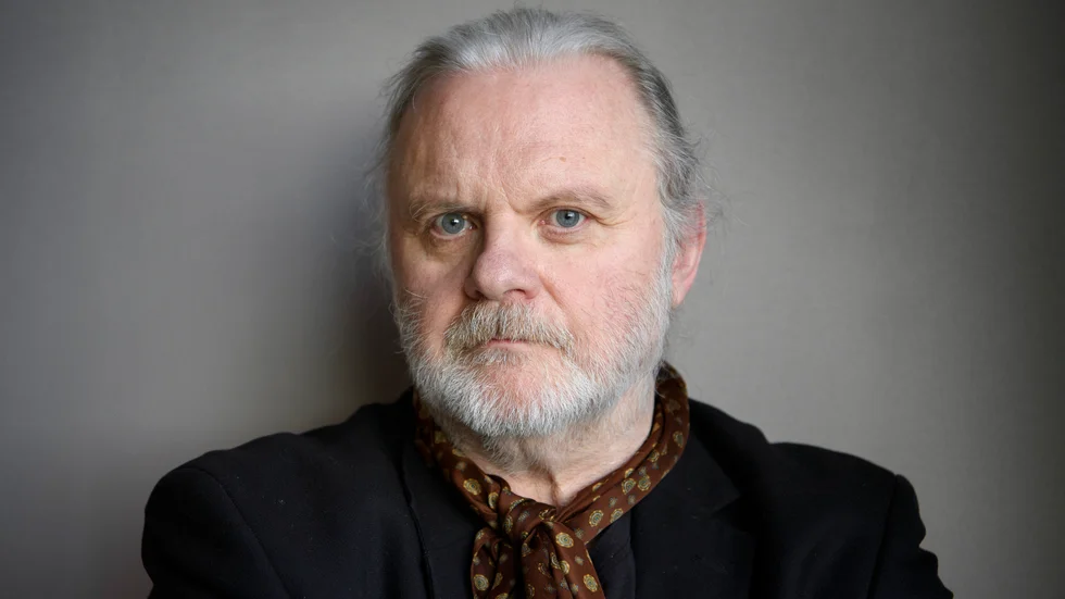 Jon Fosse är en av Norges främsta författare och dramatiker – och årets mottagare av Nobelpriset i litteratur. Han tilldelas priset för en "nyskapande dramatik och prosa som ger röst åt det osägbara".