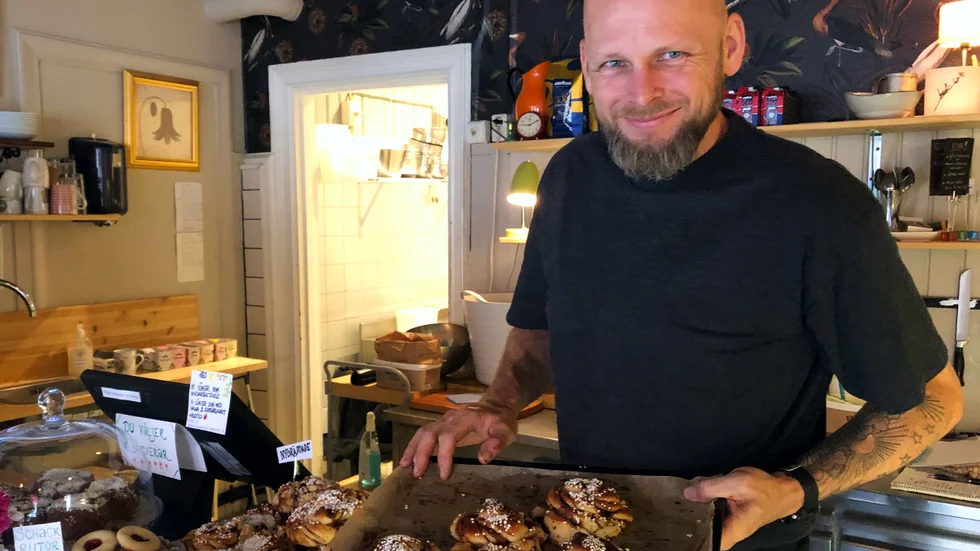 Daniel Forsgren driver Walters Café i Enköping och han har höga förväntringar på kafeéts första kanelbullens dag. 
