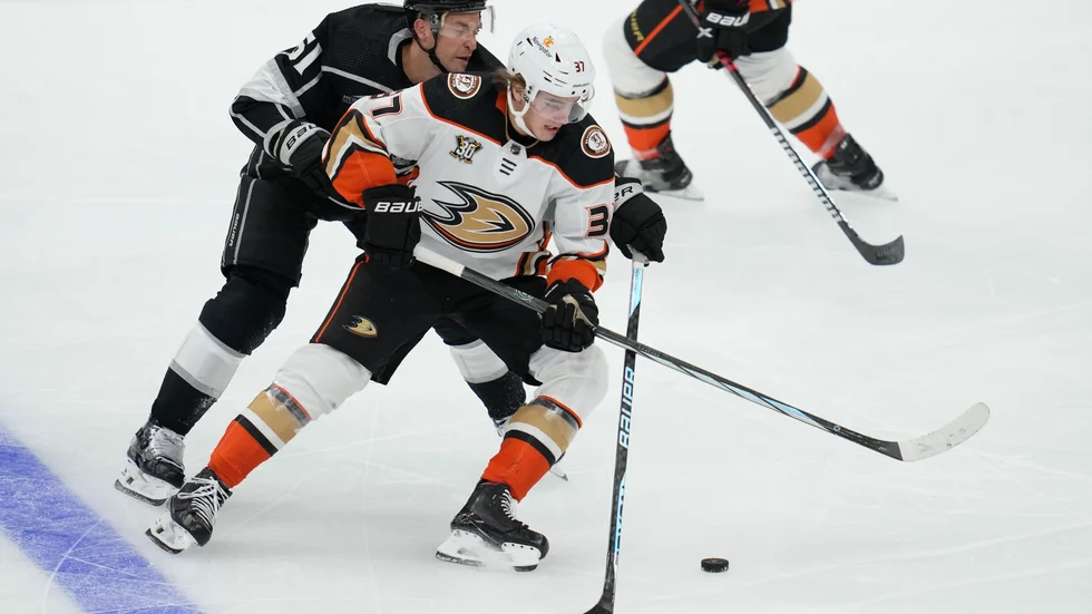 Leo Carlsson blir kvar i Anaheim.
