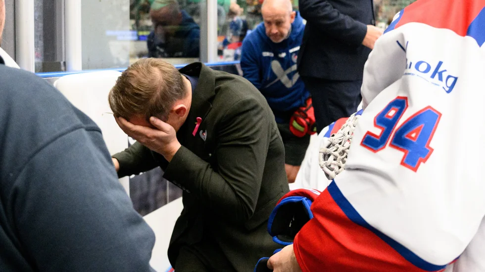 Oskarshamnstränaren Martin Filander tvingades under helgen lämna båset efter att ha blivit träffad av en puck i ansiktet.