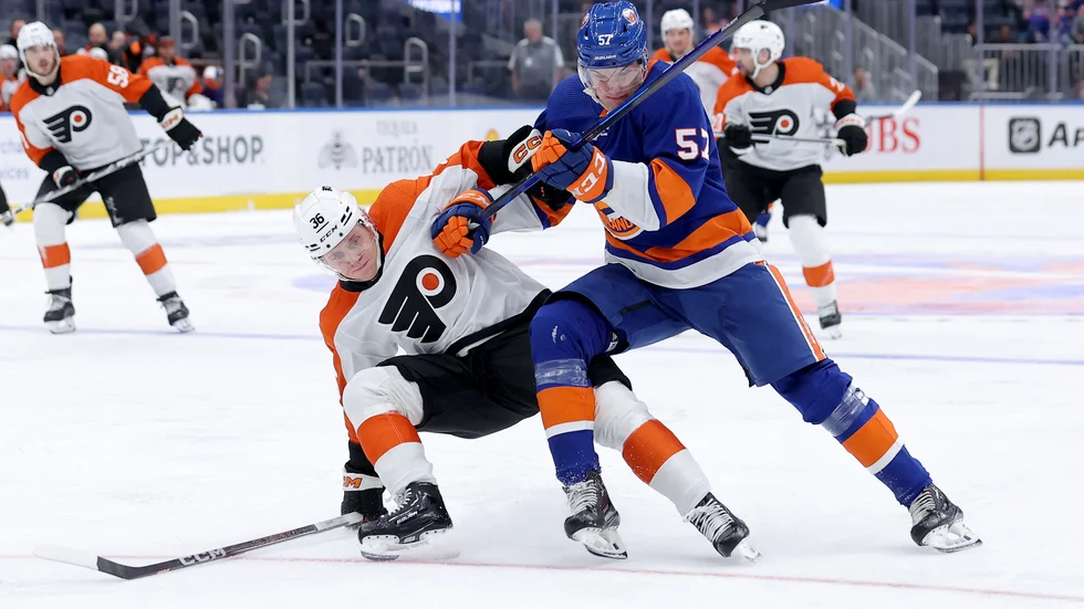 Philadelphia Flyers Emil Andrae kämpar om pucken med New York Islanders Eetu Liukas (57) i en träningsmatch.