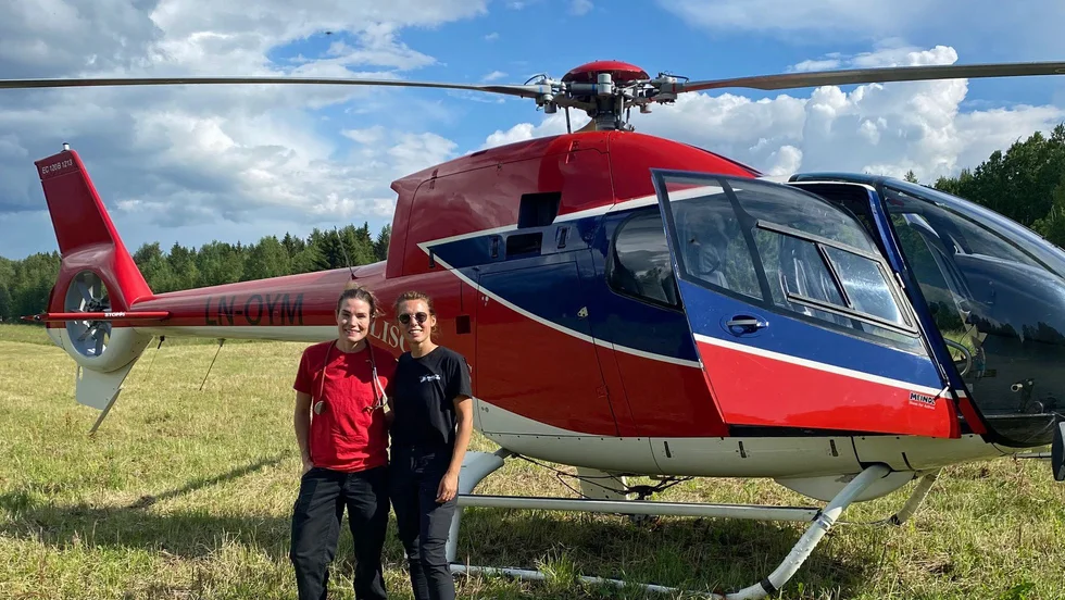 Veterinären Veronica Strömberg i Jämtland, tillsammans med helikopterpiloten, på väg ut på uppdrag.