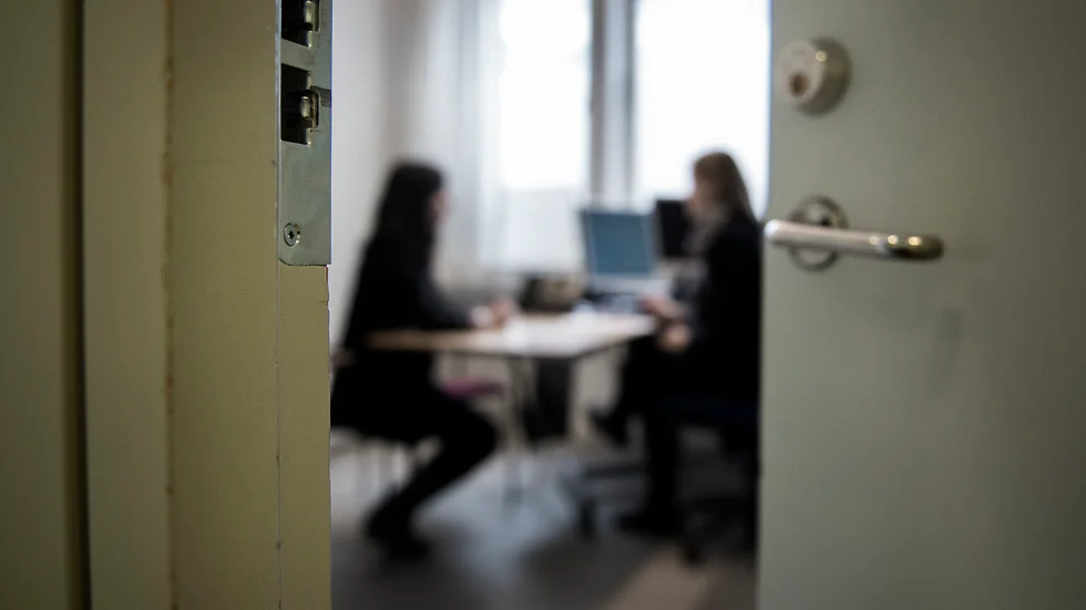 Sverige avvisar många asylsökande hbtq-personer på grunder som strider mot internationell rätt, enligt en granskning från RFSL.