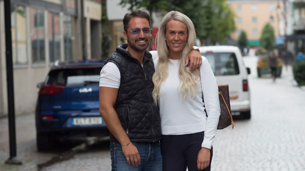 Efter ett dygn på resande fot kom Poyan Sandnell och Malin Engström till slut hem till Katrineholm.