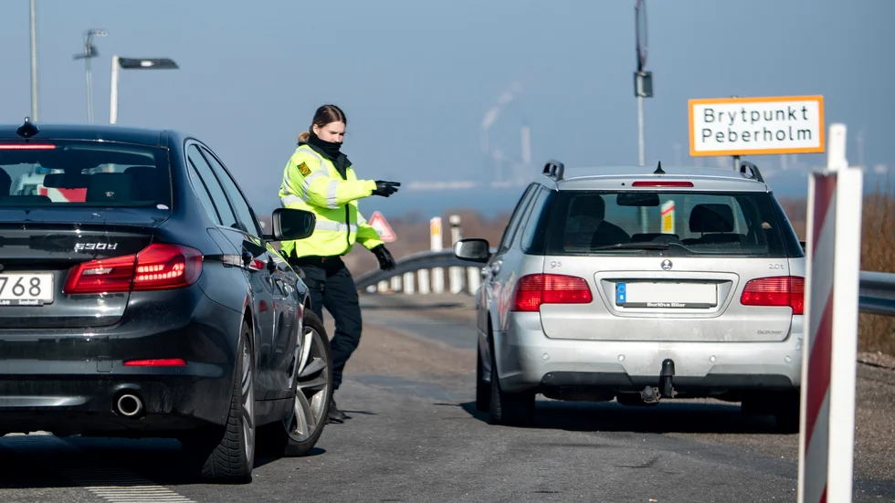 Dansk polis kontrollerar svenska bilar på Pepparholm mellan Öresundsbron och tunneldelen av Öresundsbroförbindelsen i mars 2021. Arkivbild.