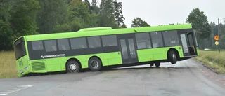 Buss körde i diket – blockerade vägen i båda riktningar