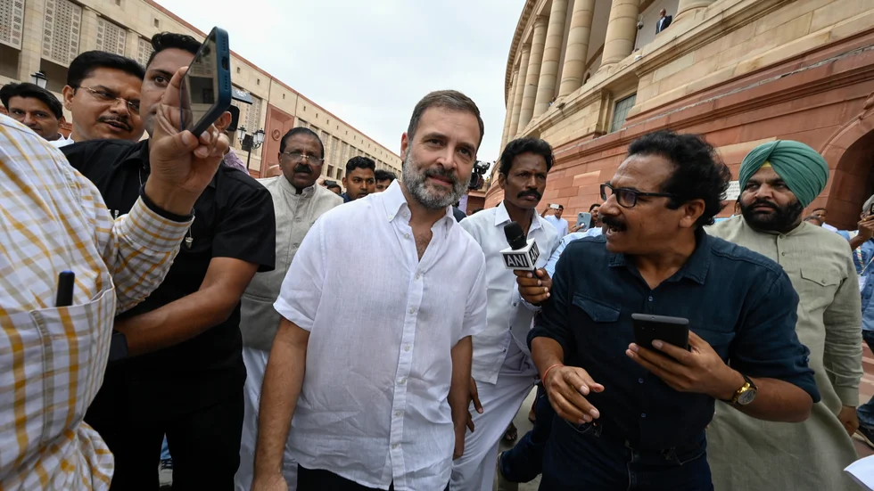 Indiens oppositionsledare Rahul Gandhi återvänder till parlamentet i New Delhi.