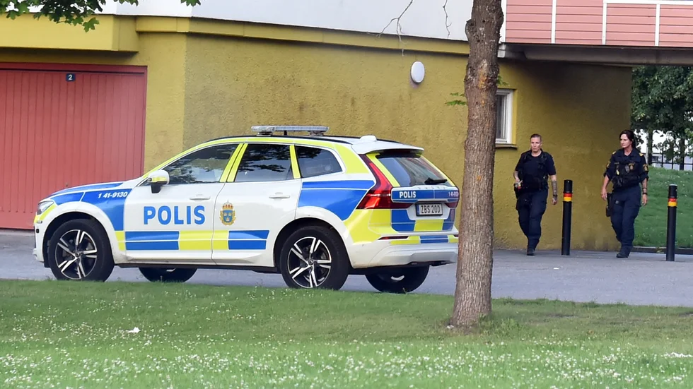 Polisen ryckte ut med flera enheter efter larmen om höga smällar tidigt på lördagskvällen.