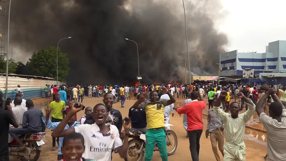 Anhängare till soldater som vill avsätta presidenten demonstrerade i Nigers huvudstad Niamey på torsdagen.
