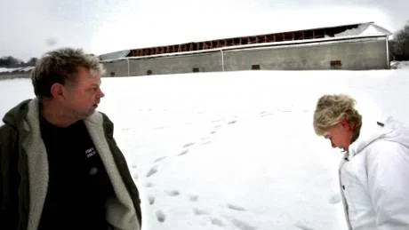 Taket på hönshuset rasade in hos Bengt och Marie Frölich, Bringes i Vänge i går. Dessbättre fanns inga djur i huset.