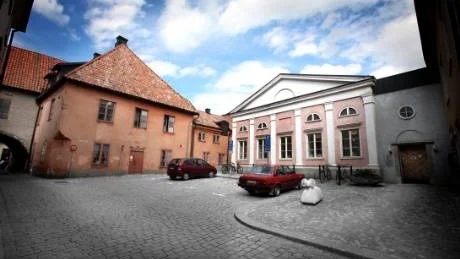 Då. Kommunens tidigare lokaler på Klosterplan. Nu har de hunnit renoveras och säljas som bostadsrätter- med saftig prislapp.