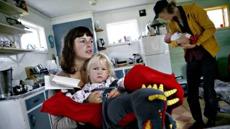 Den före detta fotomodellen Jenny Vatheuer lever i dag ett liv långt från kamerablixtar och storstadspuls. I famnen sitter sonen Benny, i bakgrunden sambon Kalle Haller med dottern Bibbi.foto: petra jonsson