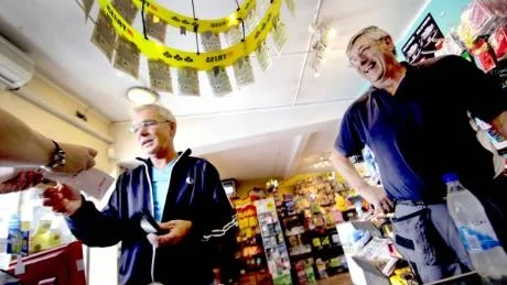 Spel. Kent Magnusson, 53, hämtar ut en lottvinst på ett par hundra kronor och lämnar samtidigt in samma rader som han spelat på sedan 1980. Rolf Lindby, 64, å sin sida, har slutat spela. "Jag spelade på lotto och V75 i många, många år, men det var inte ekonomiskt försvarbart", konstaterar han.