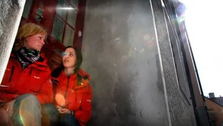 "Eldsjälar". Sofia Andersson och Emilie Jensen har startat en lokalavdelning av den rikstäckande organisationen nattvandring.nu, där höjdhopperskan Kajsa Bergqvist är ordförande. I natt syns de för första gången på stan i sina eldröda jackor, för att prata med, inte skvallra på, ungdomar som vill ha eller behöver hjälp.foto: henrik radhe