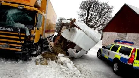Stenkyrka. I krocken kvaddades släpet, liksom bilen. Kvinnan i bilen fick lindriga skador.foto: henrik radhe