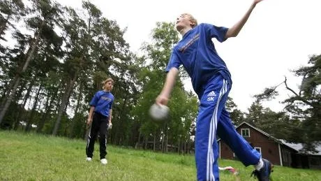 Kast. Samuel Käldare laddar för ett kast, motståndaren Elin Lundin väntar på sin tur.