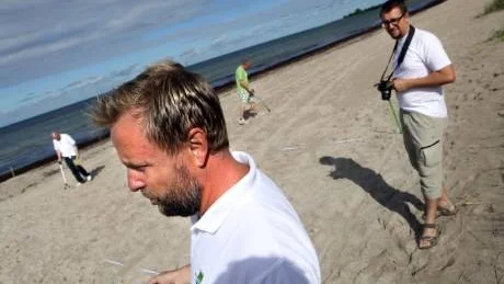 SAMLAR IN OCH DOKUMENTERAR. Joakim Brodahl (nämast i bild) och teamet från Håll Sverige Rent samlar in skräp från zoner på Tofta Strand som ett led i förbättrad marin miljö.