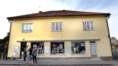 Lo Kihlbergs butik Gotlandcraft ligger i gatuplan på Storgatan i Slite, här överraskades hon av inspelningsteamet.