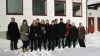 Representanterna för Bergmancenter och arkitekterna samlade vid Fårö gamla skola. Längst till vänster AIS-representanten Hans Göransson och från Bergmancenter ses verksamhetsledare Jannike Åhlund som trea från vänster, tävlingssekreterare David Kollnert som femma från höger och längst till höger Kerstin Kalström som representant för Fårö Framtid.
