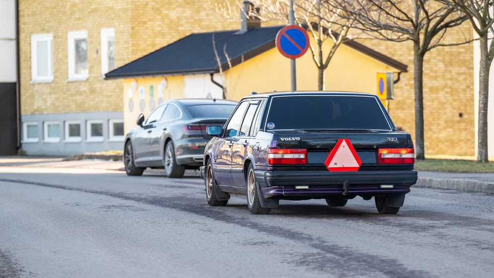 A-traktorer är säkrare än mopedbilar, ändå får mopedbilar köra fortare. Det tycker skribenten är märkligt.