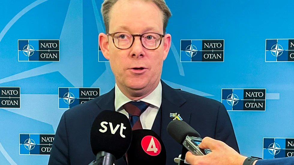 Utrikesminister Tobias Billström på väg ut från tisdagens Nato-möte i Bryssel.