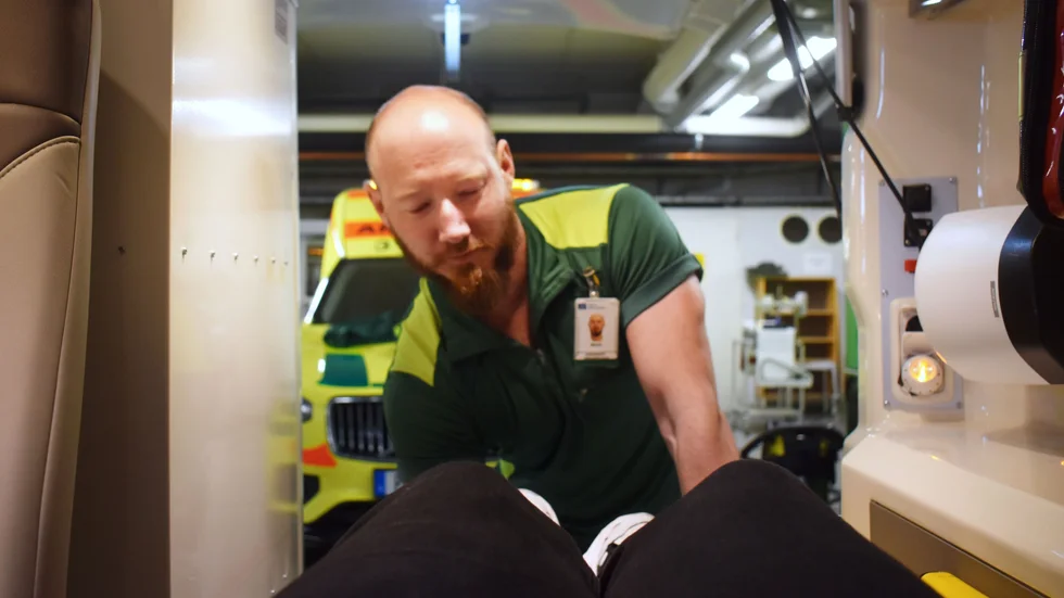Är ändå nöjd med bilderna som kom ur den genialiska idén att lägga mig på båren. Här syns Mikael Wentzell, ambulanssjukvårdare.