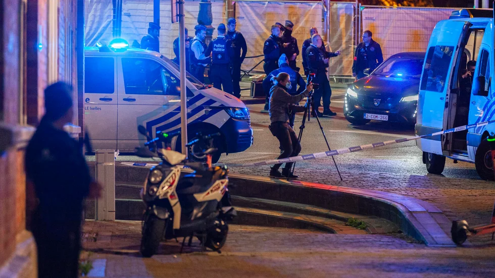 Polisen arbetar i området där attentatet ägde rum på måndagskvällen.