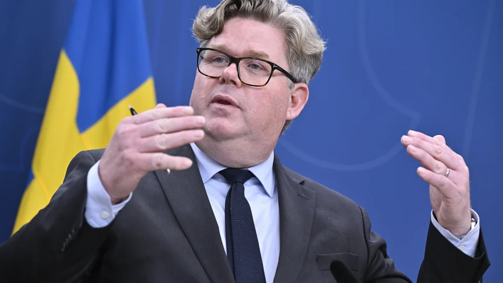 "Det allvarliga säkerhetsläget ställer nya krav på polisen, som nu står inför en av sina svåraste uppgifter någonsin," säger justitieminister Gunnar Strömmer i ett pressmeddelande.