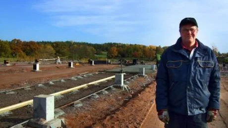 Håkan Lundgren bygger ett nytt ungdjursstall på sin gård i Heda.