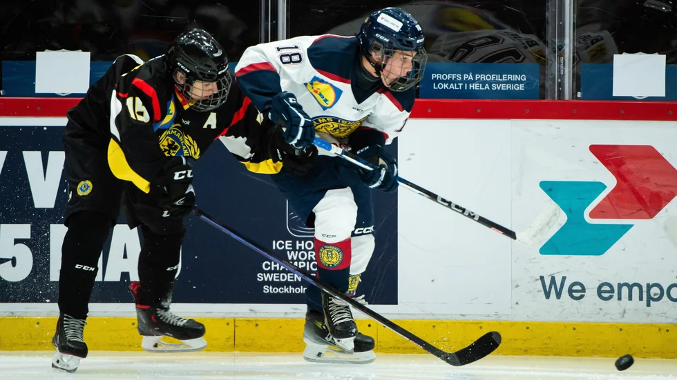 Albin Kihlman, från Linden, i närkamp med en Stockholmsspelare.