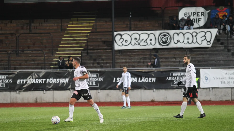 Motala AIF ska börja om i division 2. Klubbchefen Elias Hanna menar att det finns tio tränarnamn på en lista. Han har träffat två och har bokat två till. Klara är två tränare till akademin.