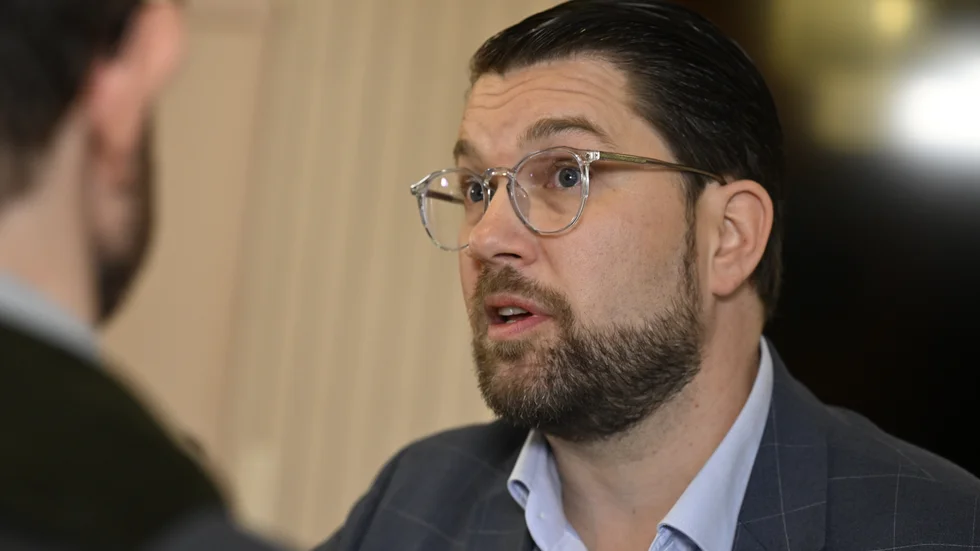 Jimmie Åkesson i fysisk form – men i fredagens tal är det en AI-genererad klon som pratar i hans ställe.